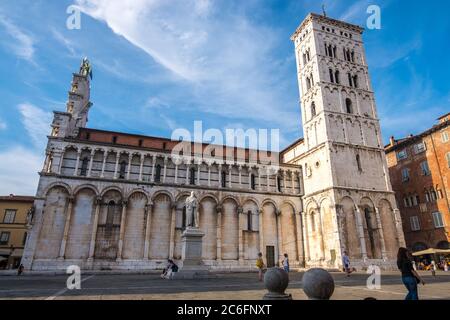 Lucca, Italie - 17 août 2019 : Eglise de San Michele à Foro et statue de Francesco Burlamacchi sur la place Piazza San Michele de Lucca, en Toscane Banque D'Images