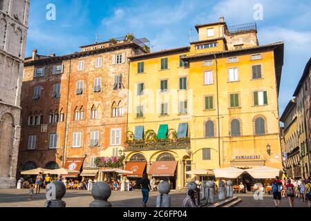 Lucca, Italie - 17 août 2019: Les touristes marchent près de l'église de San Michele à Foro sur la place de San Michele dans le centre historique de Lucca, Toscane Banque D'Images