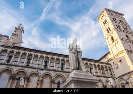 Lucca, Italie - 17 août 2019 : Eglise de San Michele à Foro et statue de Francesco Burlamacchi sur la place Piazza San Michele de Lucca, en Toscane Banque D'Images