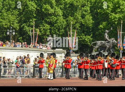 Londres, Angleterre - 2018 juillet : troupes et foule de personnes devant le palais de Buckingham pour la cérémonie de la relève de la garde. Banque D'Images