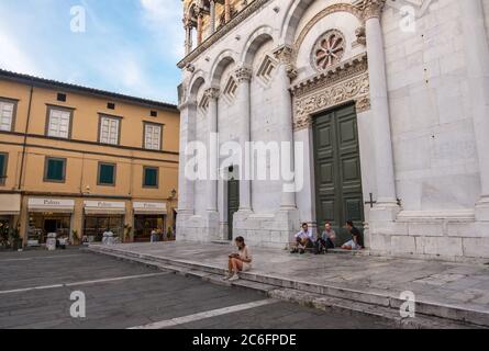 Lucca, Italie - 17 août 2019: Les touristes marchent près de l'église de San Michele à Foro sur la place de San Michele dans le centre historique de Lucca, Toscane Banque D'Images