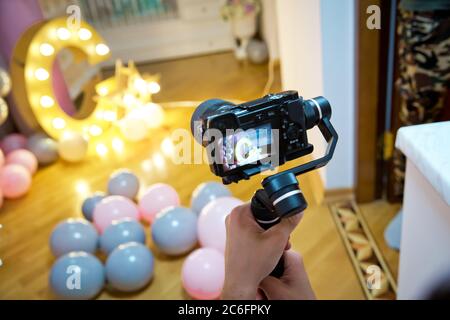Opérateur de nacelle avec équipament noir - stabilisateur et caméra de cinéma . Un homme non identifié tenant la nacelle un stabilisateur de caméra . Homme tenant la nacelle Banque D'Images