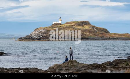 Vue sur l'île de Fidra et le phare de Yellowcraig sur Firth of Forth dans East Lothian, Écosse, Royaume-Uni Banque D'Images