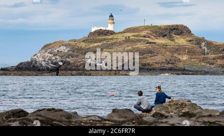 Vue sur l'île de Fidra et le phare de Yellowcraig sur Firth of Forth dans East Lothian, Écosse, Royaume-Uni Banque D'Images