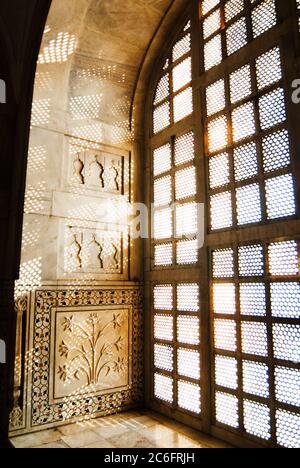 Fenêtre à l'intérieur d'une mosquée, Taj Mahal, Agra, Uttar Pradesh, Inde Banque D'Images