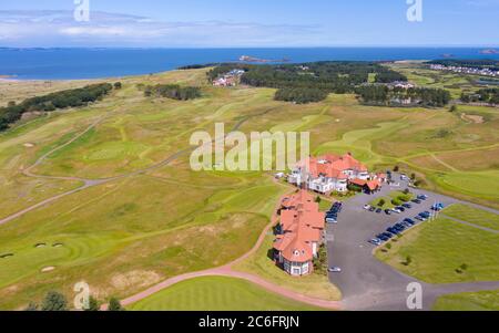 Vue aérienne du pavillon du parcours de golf Renaissance Club près de North Berwick à East Lothian, Écosse, Royaume-Uni Banque D'Images