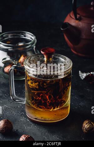 L'infusion de thé rouge mug en verre Banque D'Images