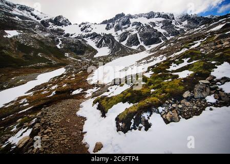 Sentier de randonnée avec la chaîne de montagnes des ruisseaux de MacGillycuddy en arrière-plan, Kerry, Irlande Banque D'Images