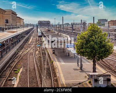 Quais de la gare centrale de Bologne vue de via Giacomo Matteotti. Italie. Banque D'Images