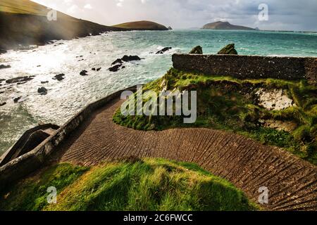 Route vers Dunquin Pier de la péninsule de Dingle, Irlande Banque D'Images