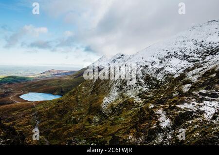 Vue depuis la montagne Carrauntoohil de la chaîne de montagnes des ruisseaux MacGillycuddy, Kerry, Irlande Banque D'Images