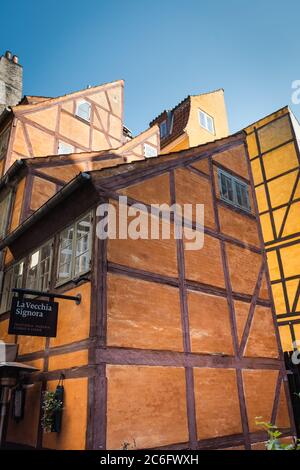 Maisons à pans de bois blanchis à l'orange et jaune à Copenhague, Danemark Banque D'Images