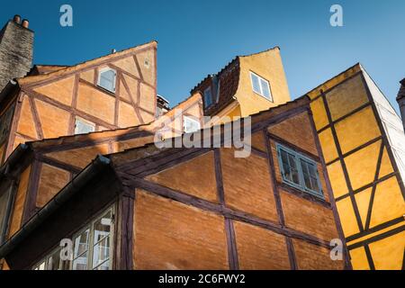 Maisons à pans de bois blanchis à l'orange et jaune à Copenhague, Danemark Banque D'Images