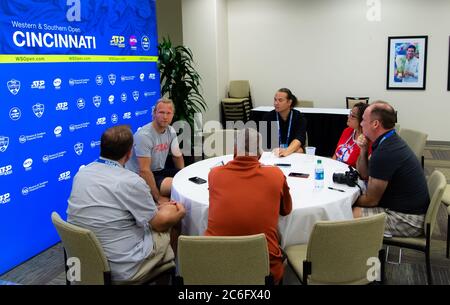 Dmitry Tursunov parle aux médias lors du tournoi de tennis 5 Western & Southern Open WTA Premier 2019 Banque D'Images