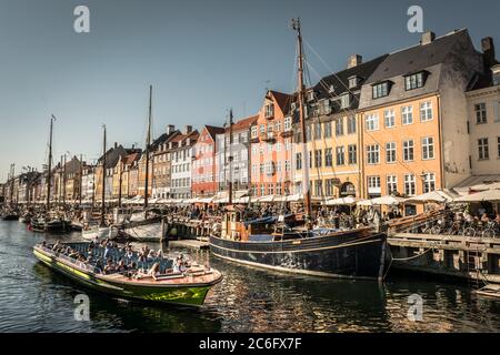 Hôtels, restaurants, bateaux de croisière et personnes sur le front de mer, Nyhavn, Copenhague, Danemark, Scandinavie, Europe Banque D'Images