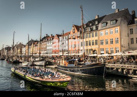 Hôtels, restaurants, bateaux de croisière et personnes sur le front de mer, Nyhavn, Copenhague, Danemark, Scandinavie, Europe Banque D'Images