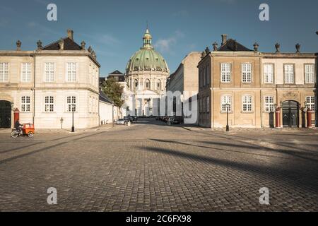 Un palais d'Amalienborg vide, tôt le matin et l'église de Frederik à Frederiksstaden, Copenhague, Danemark Banque D'Images