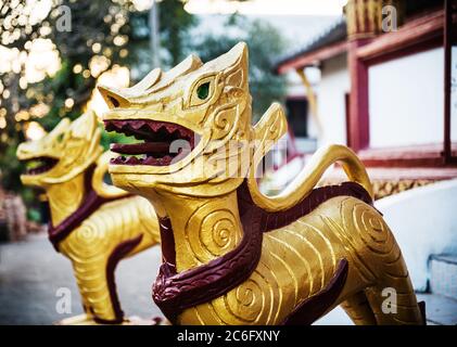 Statues d'or à l'extérieur d'un temple à Luang Prabang, Laos, Asie du Sud-est Banque D'Images