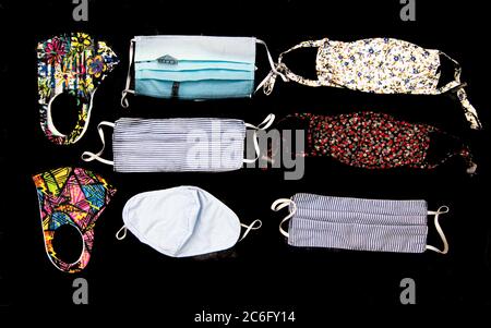 8 juillet 2020 - Charlottesville, Virginie, États non liés : variété de masques faciaux en tissu PPE disposés sur le comptoir de la cuisine après nettoyage Banque D'Images