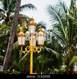 Golden LAMP poste à Vientiane, Laos, Asie du Sud-est Banque D'Images