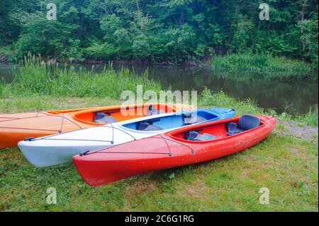 Quatre kayaks sur la rive de la rivière, des sports des kayaks sur la rive de l'étang Banque D'Images