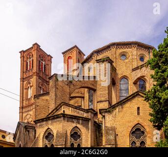 Vue sur la basilique de San Francesco depuis la Piazza Malpighi. Bologne, Italie. Banque D'Images