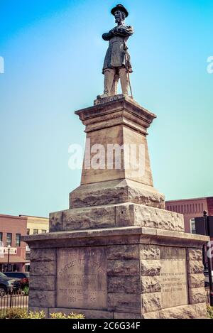 Le général confédéré Hatton, les armes sont croisées avec une statue d'épée sur la plinthe de pierre de la place de la ville au Liban, TN, USA Banque D'Images