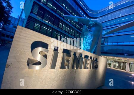 Munich, Allemagne. 09e juillet 2020. Vue extérieure du siège de Siemens, bâtiment, siège de Werner von Siemens Strasse 1 à Muenchen après-midi. Lettrage, logo, éclairé. | utilisation dans le monde crédit : dpa/Alay Live News Banque D'Images