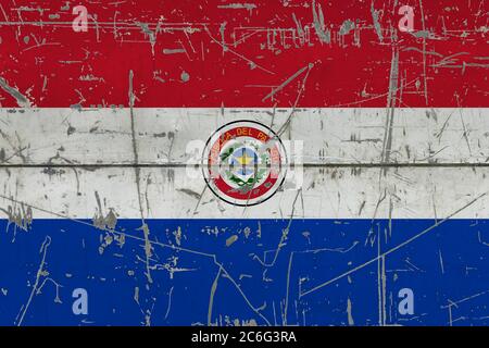 Drapeau du Paraguay peint sur une surface sale fissurée. Motif national sur une surface de style vintage. Concept rayé et abîmé. Banque D'Images