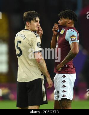 Harry Maguire (à gauche) de Manchester United et Tyrone Mings d'Aston Villa parlent après le match de la Premier League à Villa Park, Birmingham. Banque D'Images