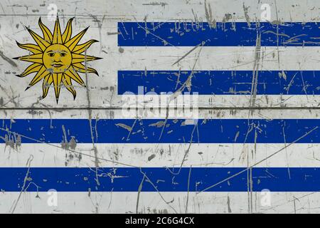 Drapeau uruguayen peint sur une surface sale fissurée. Motif national sur une surface de style vintage. Concept rayé et abîmé. Banque D'Images