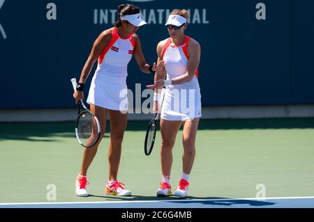 Shuai Zhang de Chine et Samantha Stosur d'Australie jouant en double au tournoi international WTA Open de NYJTL Bronx 2019 Banque D'Images