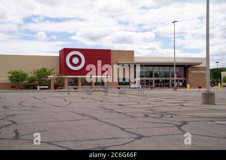 Minneapolis, Minnesota - le 29 mai 2020 : le magasin Crystal Target est fermé pour la sécurité des employés et des clients en prévision d'émeutes et de looti Banque D'Images