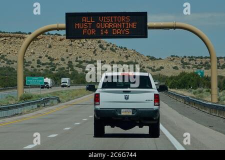 Les panneaux de signalisation sur la route indiquent la sensibilisation et les avertissements à la pandémie COVID-19. Banque D'Images