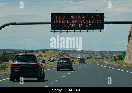 Les panneaux de signalisation sur la route indiquent la sensibilisation et les avertissements à la pandémie COVID-19. Banque D'Images