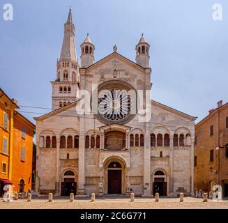 Entrée principale du Duomo di Modène, Italie. Banque D'Images