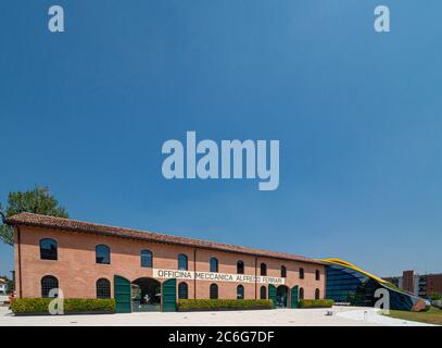 Extérieur de l'atelier original à côté du centre d'accueil contemporain du musée Enzo Ferrari. Modène, Italie. Banque D'Images