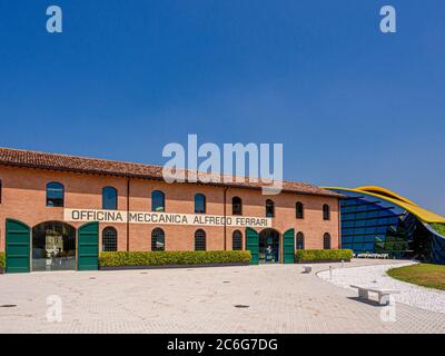 Extérieur de l'atelier original à côté du centre d'accueil contemporain du musée Enzo Ferrari. Modène, Italie. Banque D'Images