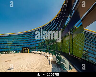 Extérieur incurvé du musée Enzo Ferrari. Modène, Italie. Banque D'Images