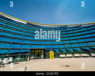Extérieur incurvé du musée Enzo Ferrari. Modène, Italie. Banque D'Images