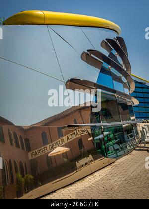 Façade vitrée contemporaine du musée Enzo Ferrari. Modène, Italie. Banque D'Images