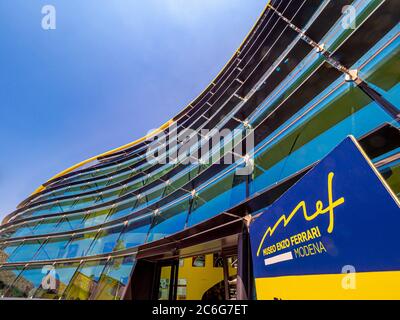 Façade extérieure vitrée incurvée du musée Enzo Ferrari. Modène, Italie. Banque D'Images
