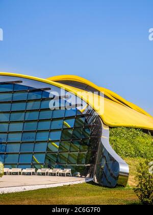 Extérieur contemporain du musée Enzo Ferrari avec son toit en courbe jaune. Modène, Italie. Banque D'Images