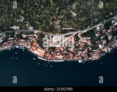 Monténégro. La ville de Perast. Toits d'orange de la vieille ville de Perast. Vue du dessus. Banque D'Images