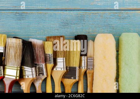 Outils de peinture pinceaux rouleau divers sur la table en bois Banque D'Images