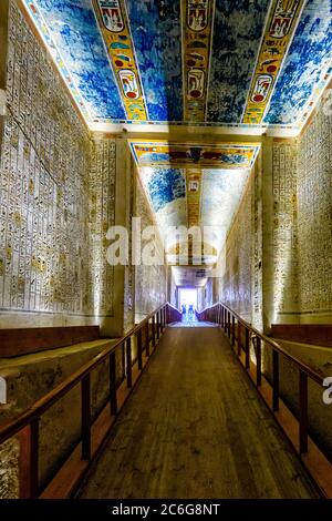 En regardant vers la sortie de la chambre funéraire, le long du passage bordé de hiéroglyphes dans KV2, la tombe de Ramses IV Banque D'Images