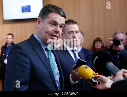 (200709) -- LISBONNE, le 9 juillet 2020 (Xinhua) -- photo du dossier prise le 19 février 2018 montre le ministre irlandais des Finances, Paschal Donohoe (Front), s'exprimant devant les médias à son arrivée à une réunion de l'Eurogroupe au Conseil de l'UE à Bruxelles, Belgique. Le ministre irlandais des Finances, Paschal Donohoe, a été élu président de l'Eurogroupe, selon une déclaration du gouvernement publiée ici le 9 juillet 2020. Donohoe a été élu par ses collègues ministres des Finances de la zone euro lors d'une vidéo conférence de l'Eurogroupe tenue plus tôt dans la journée, a déclaré la déclaration. (Ventilateur de fina/ye) Banque D'Images