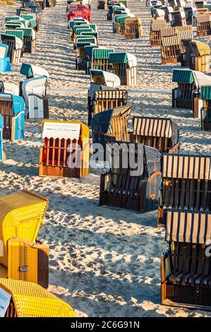 Chaises de plage vides, Mer Baltique, Usedom Island, Mecklenburg-Ouest Pomerania, Allemagne Banque D'Images