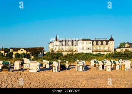 Promenade de plage, Hotel Ahlbecker Hof, Strandkoerbe, Station balnéaire Ahlbeck, Île Usedom, Mecklenburg-Ouest Pomerania, Allemagne Banque D'Images