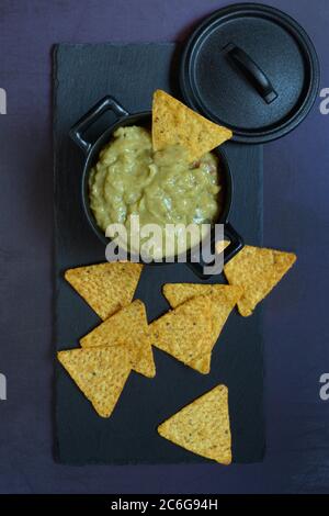 Guacamole en pot et chips tortilla Banque D'Images